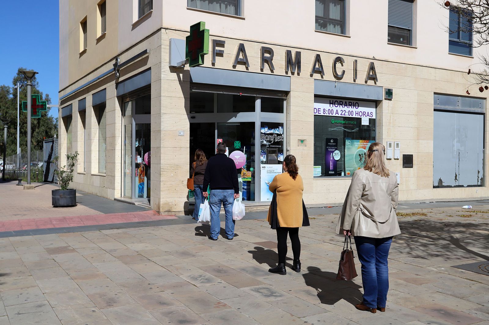 Cola para entrar a una de las farmacias de la capital.