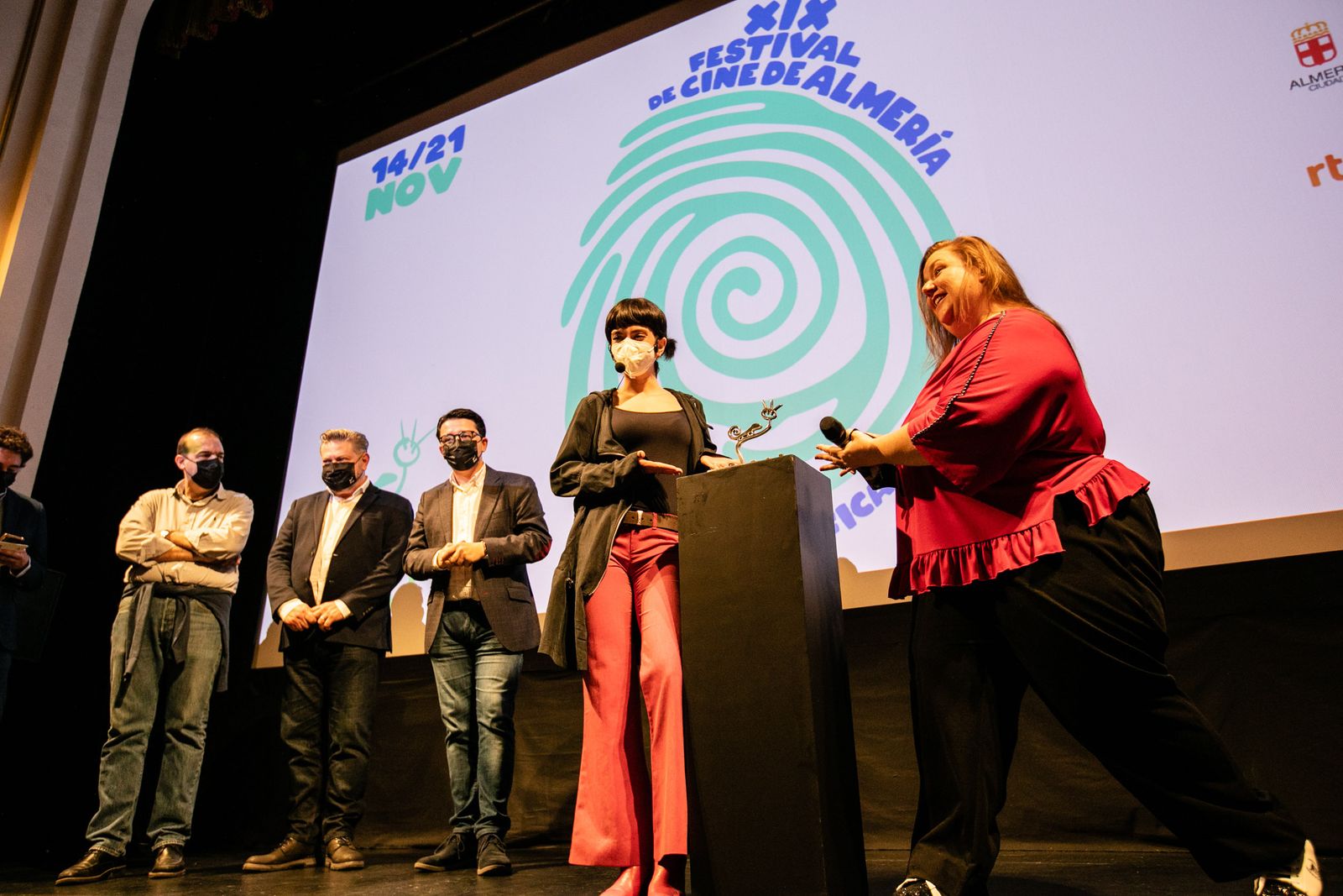 Las actrices Itziar Castro y Claudia Riera recogen el premio Filming Almería para ‘Vis a Vis: el Oasis’