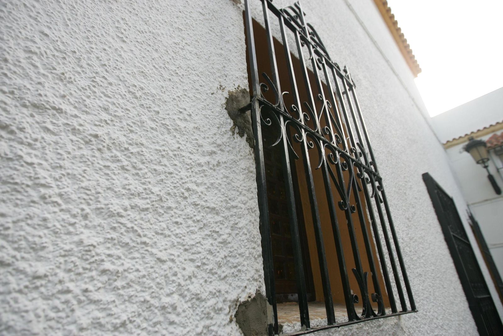 El acusado de abusos sexuales introdujo el brazo entre los barrotes de la reja y tocó a la menor por encima de la ropa.