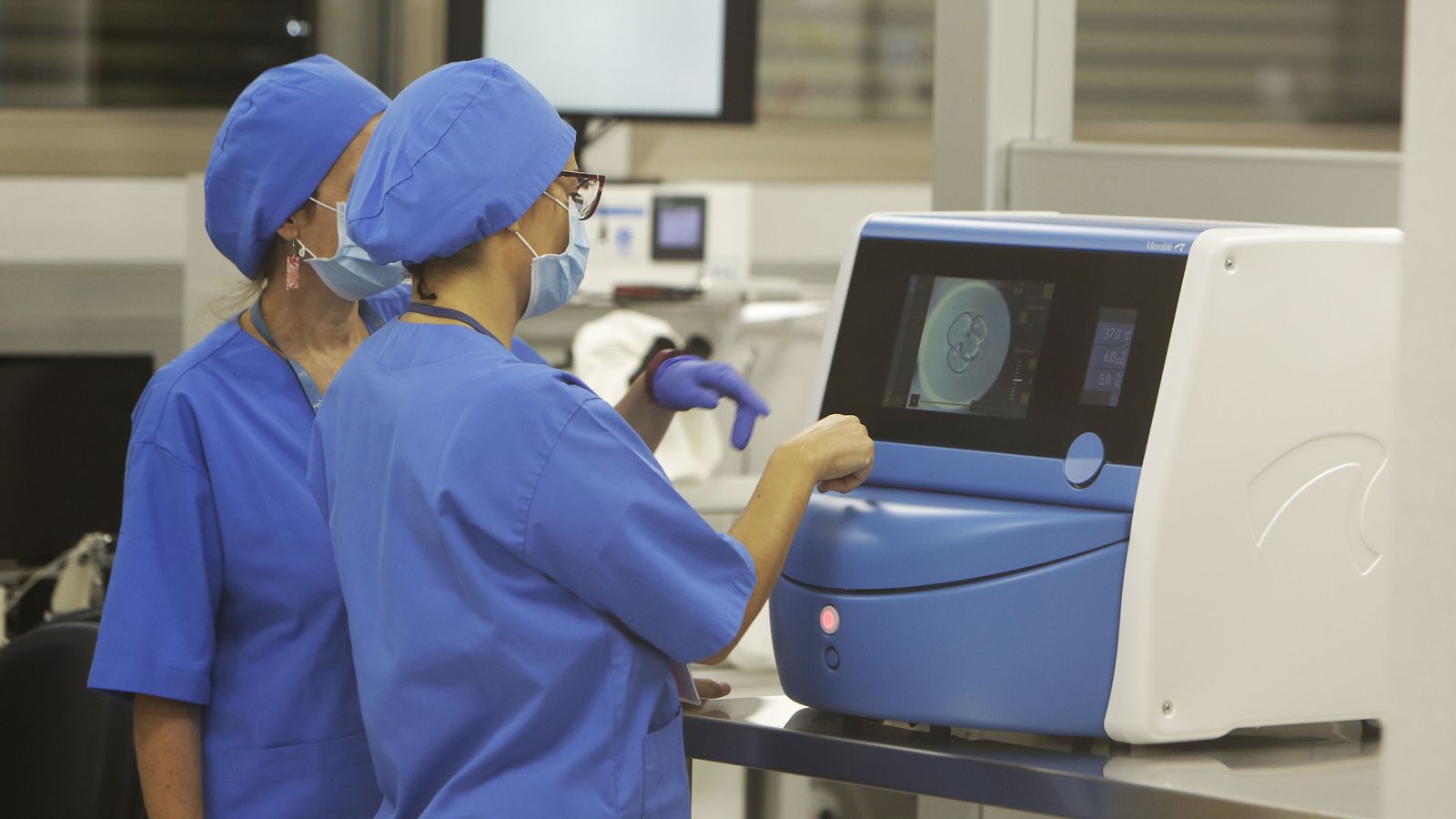 Profesionales durante el análisis de muestras en el laboratorio.
