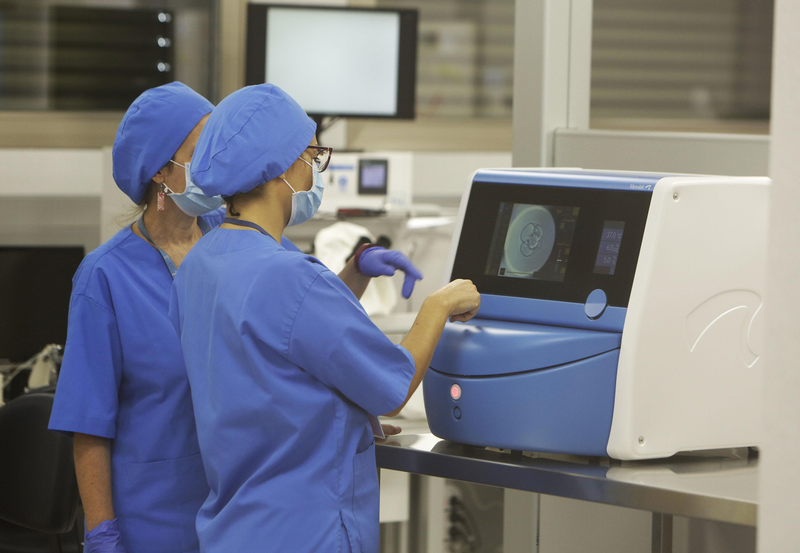 Profesionales durante el análisis de muestras en el laboratorio.