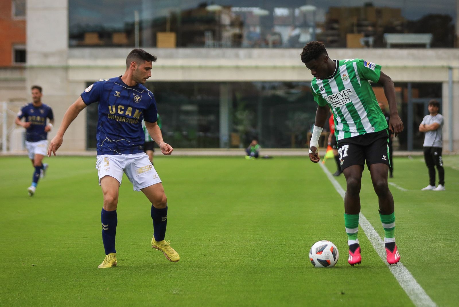 Assane controla pegado a la banda antes de encarar a un rival.