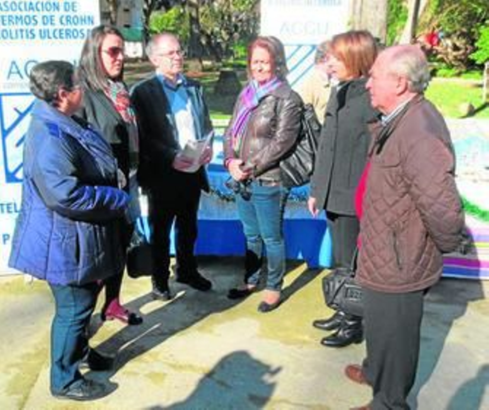Representantes municipales y de la asociación, durante el mercadillo solidario.