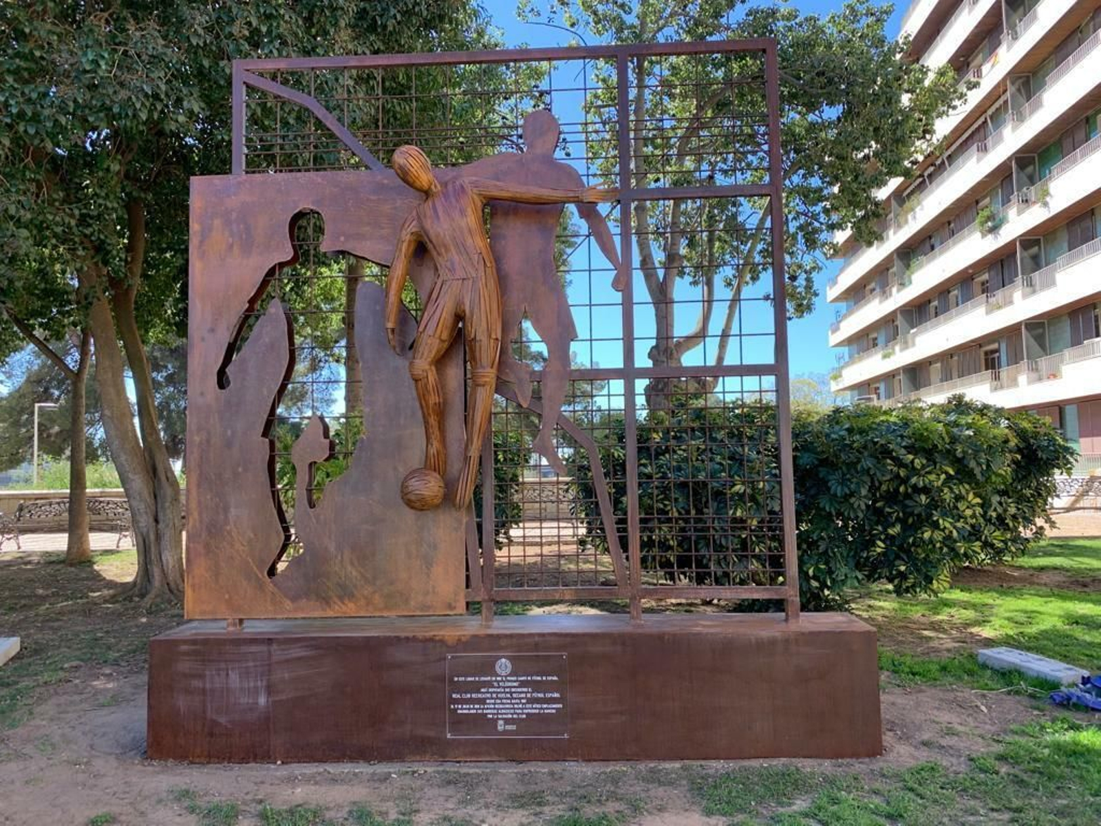 El Monumento del Velódromo ya luce en su lugar original tras la intervención de su autor.