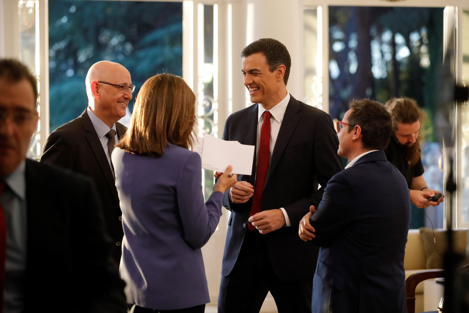 La primera entrevista de Pedro Sánchez como presidente, en imágenes