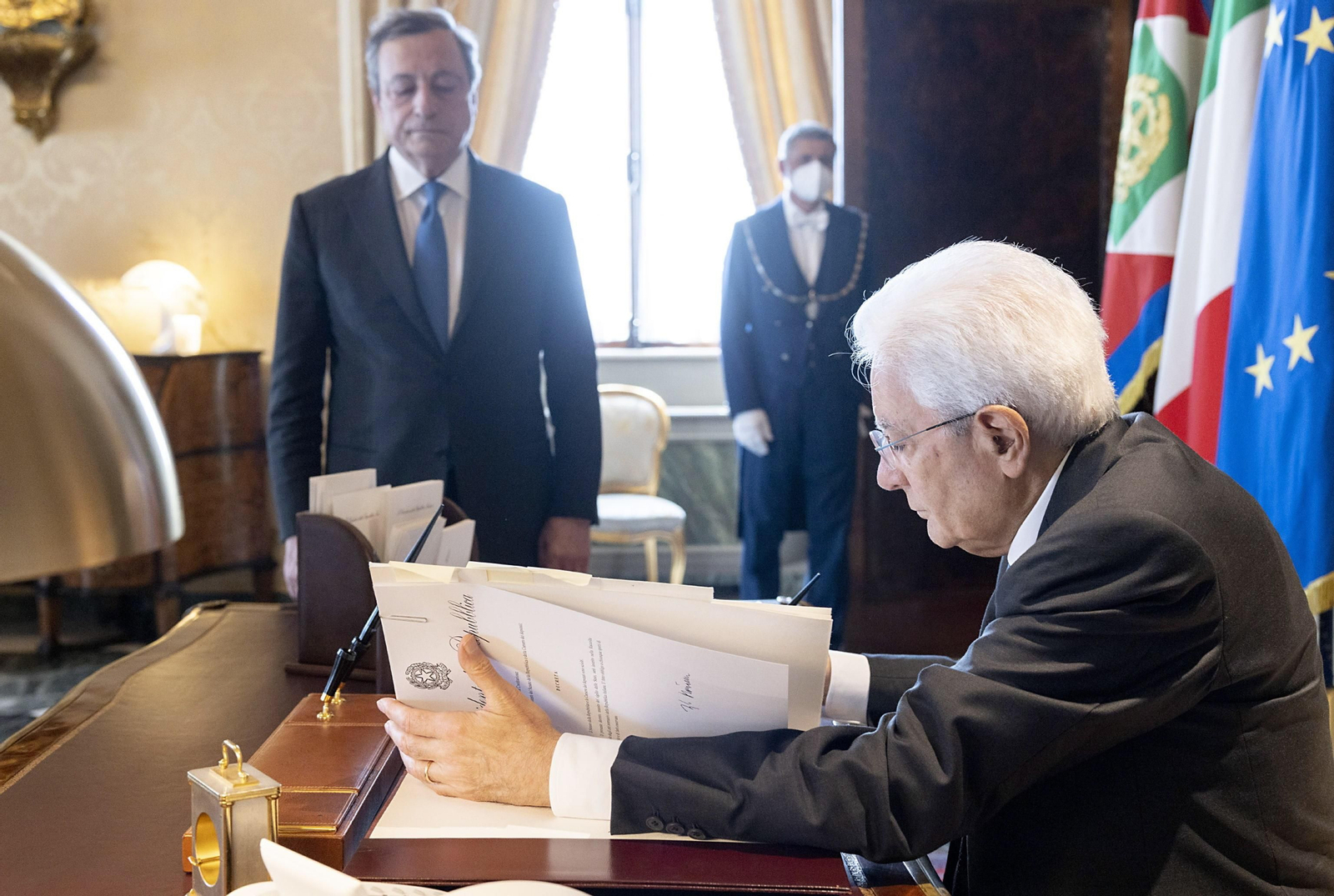 Sergio Mattarella firma la disolución del Parlamento en presencia de Mario Draghi.