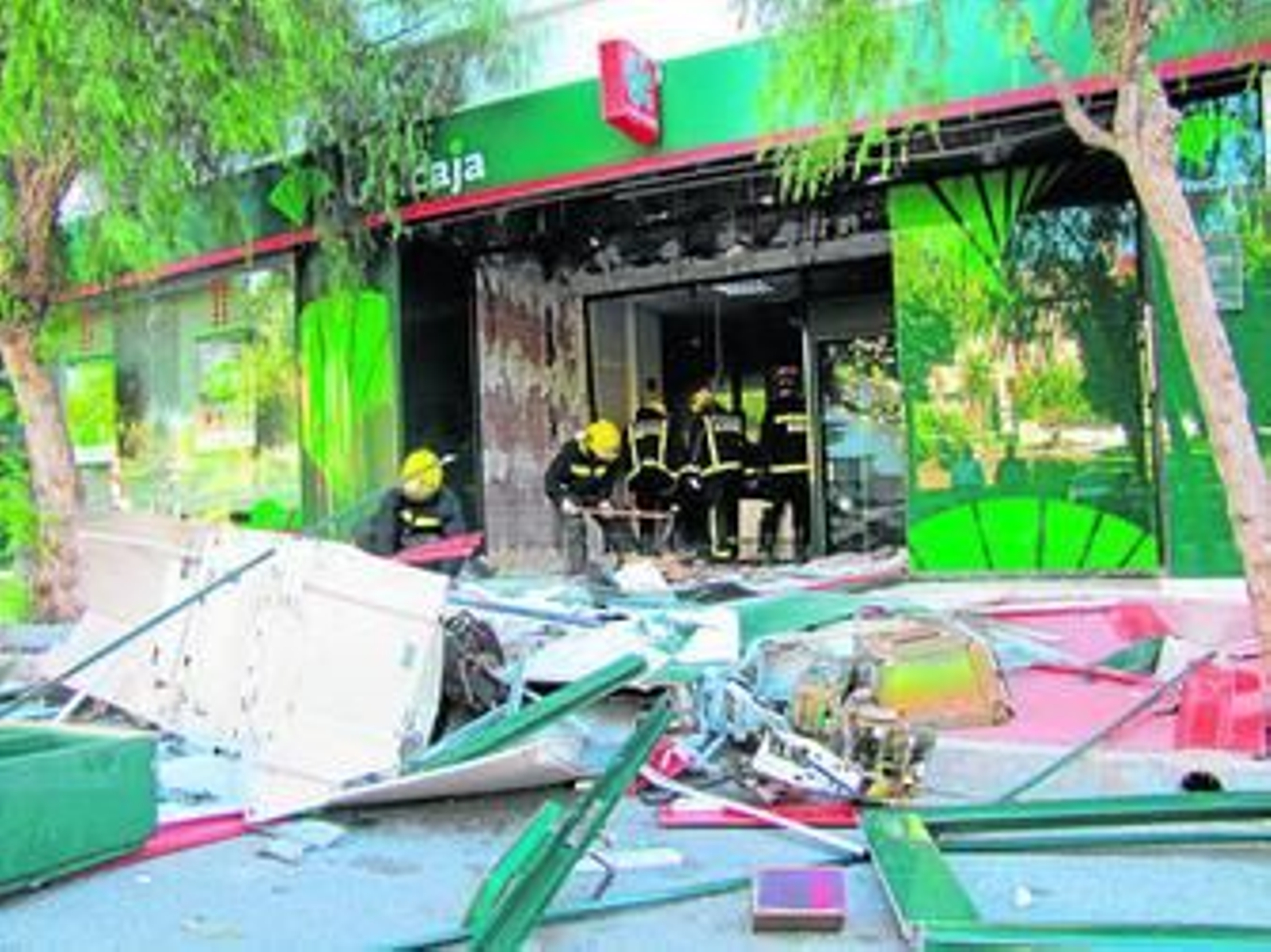 Efectivos del parque de bomberos de Vélez-Málaga, ayer, en la retirada de escombros. Efectivos del parque de bomberos de Vélez-Málaga, ayer, en la retirada de escombros.