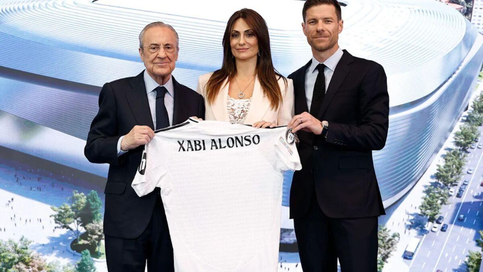 Nagore en el centro, escoltada a ambos lados por Florentino Pérez y por su marido, Xabi Alonso.