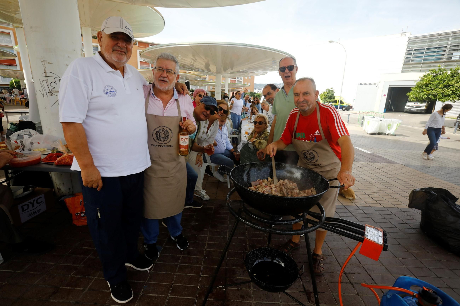 Las peñas celebran su tradicional perol en las Setas, en imágenes