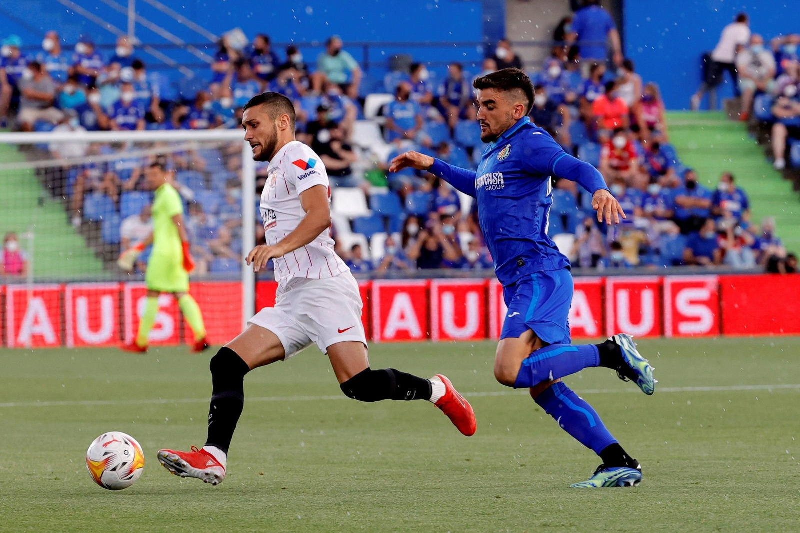 Óscar Rodríguez, en el Getafe-Sevilla de la pasada Liga ante Arambarri.