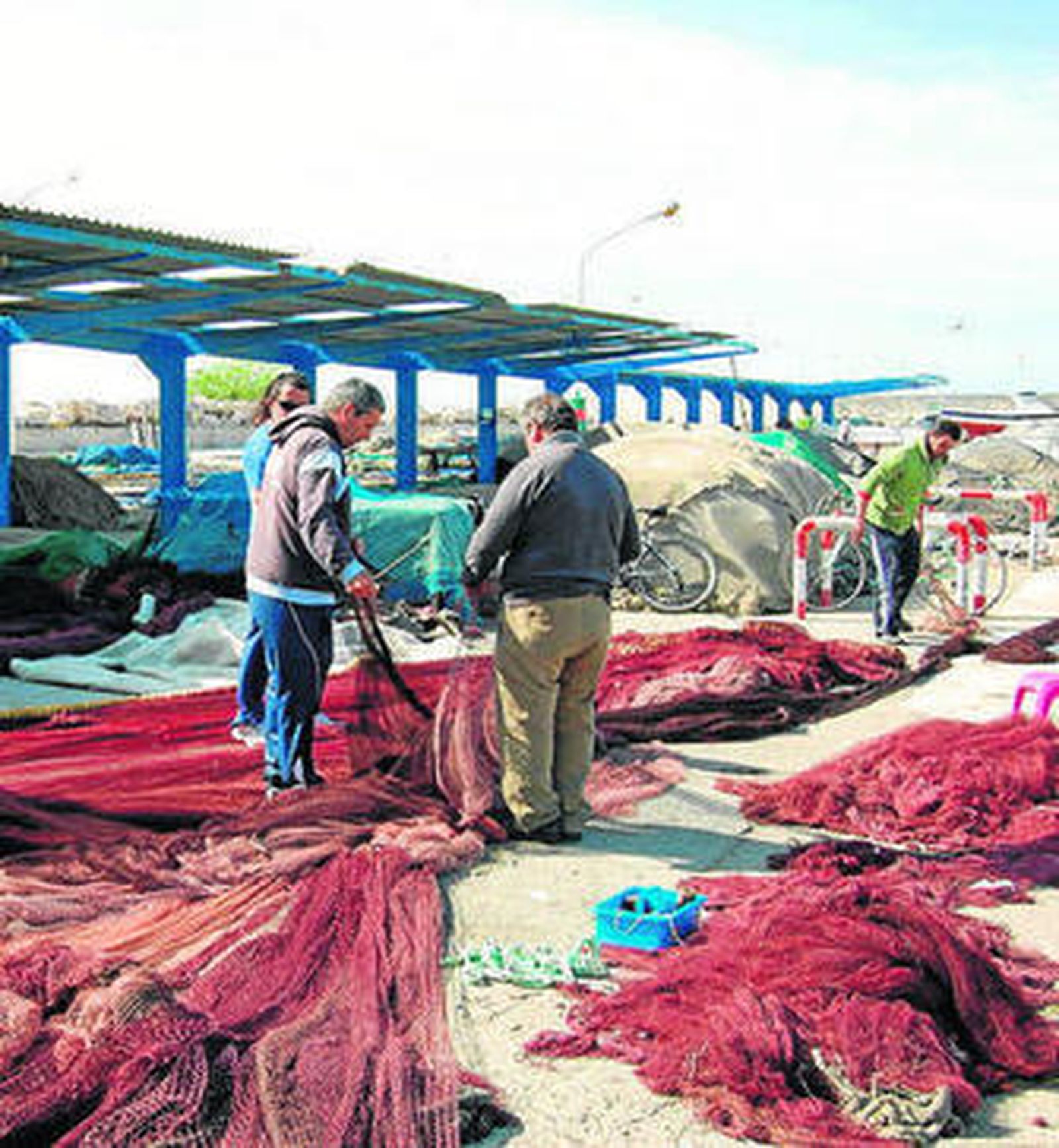 Pescadores de Motril preparando las redes.