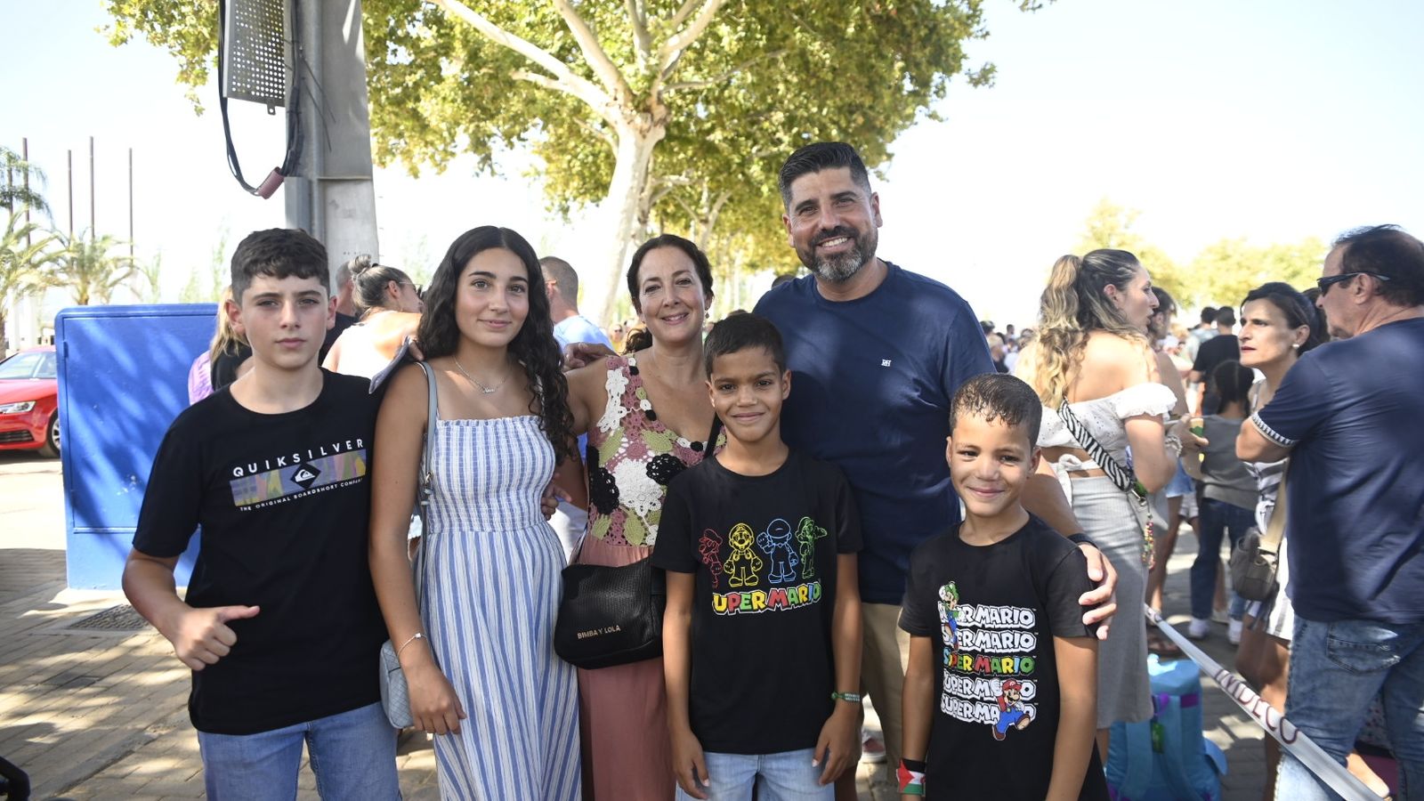 Dos niños saharauis junto a su familia de acogida.
