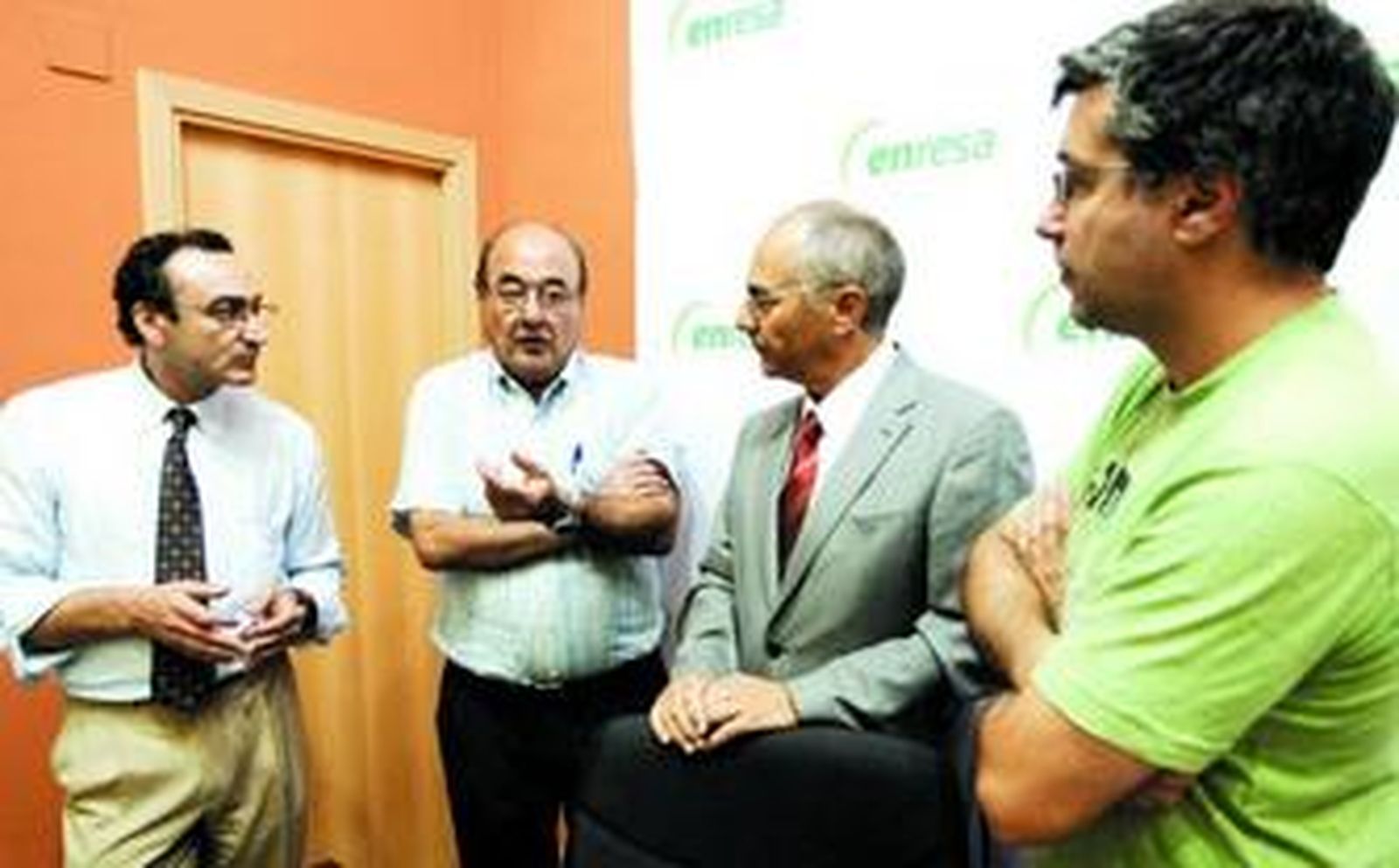 El jefe de Operaciones de Enresa -segundo por la izquierda- habla con participantes en el encuentro.