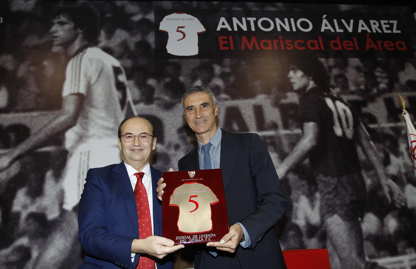 Álvarez, con la distinción, posa junto al presidente sevillista.