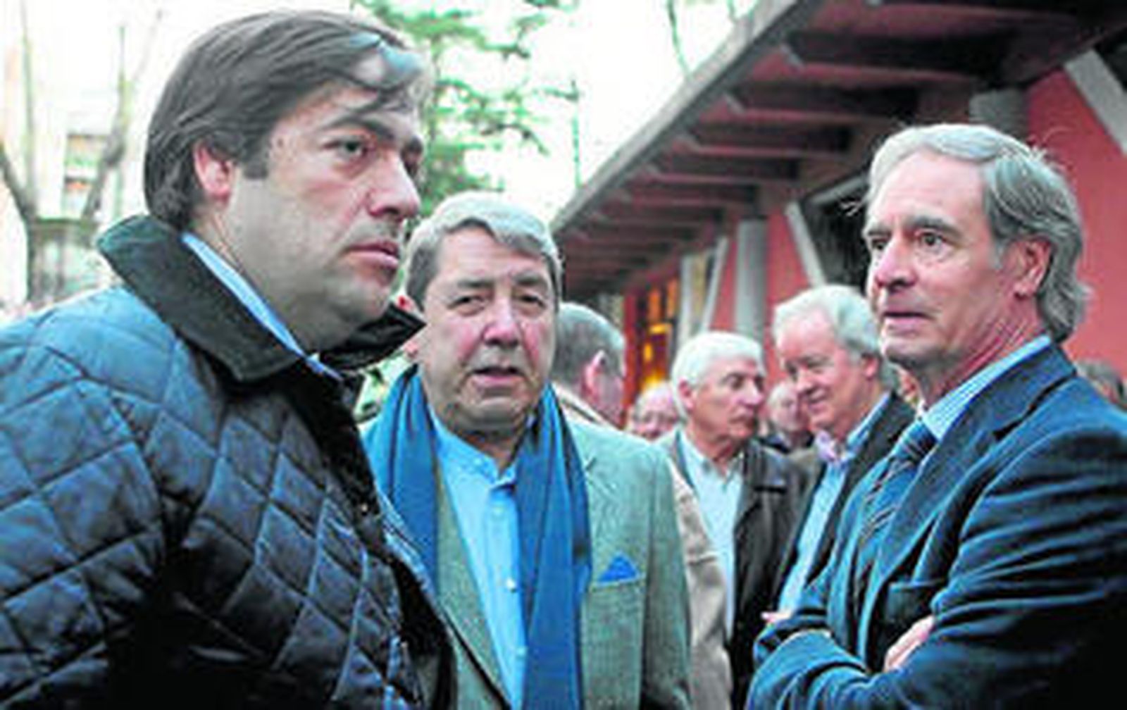 García Macua, Arrate y Chechu Rojo a la salida del entierro.