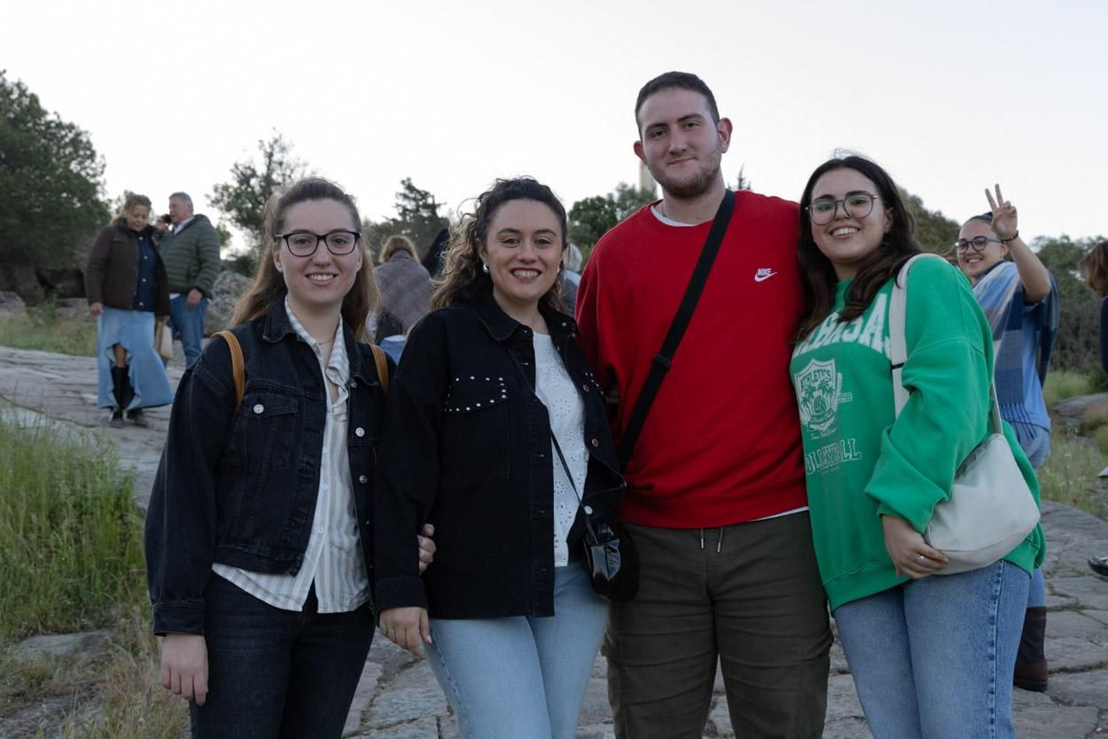 Miles de romeros acuden al encuentro de la Virgen de la Cabeza en su romería