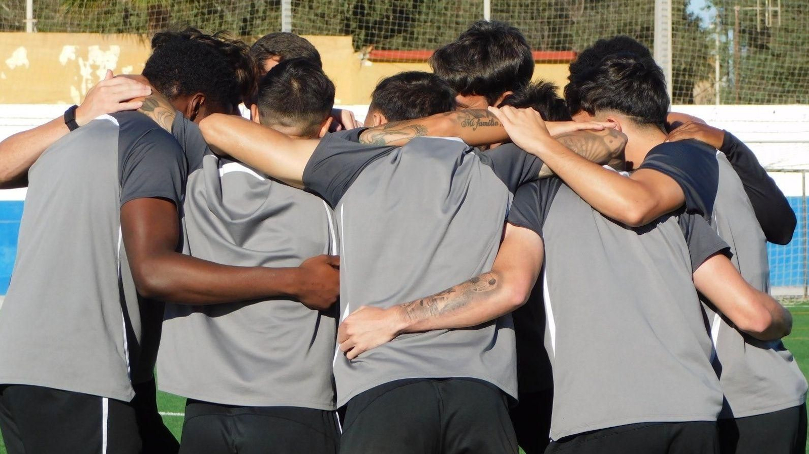 Los jugadores de la Balona hacen piña en el entrenamiento del viernes.