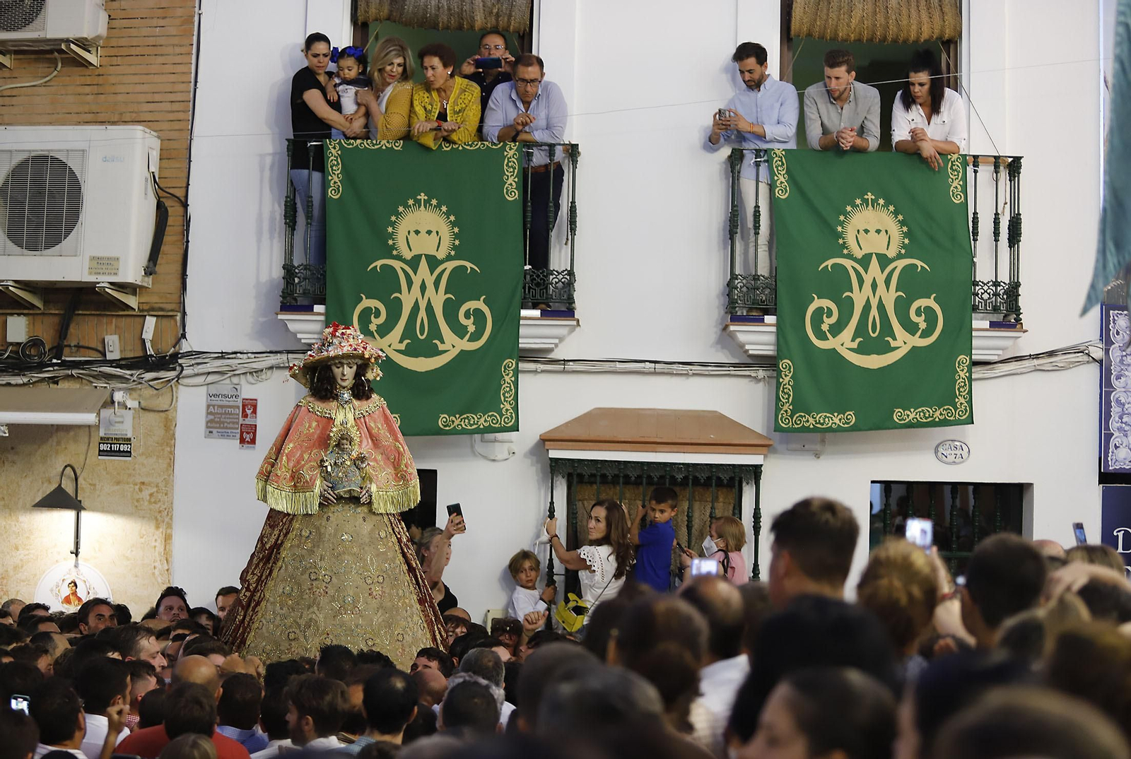La Virgen del Rocío recorre las calles de Almonte hacia el Chaparral para el inicio del Camino de los Llanos
