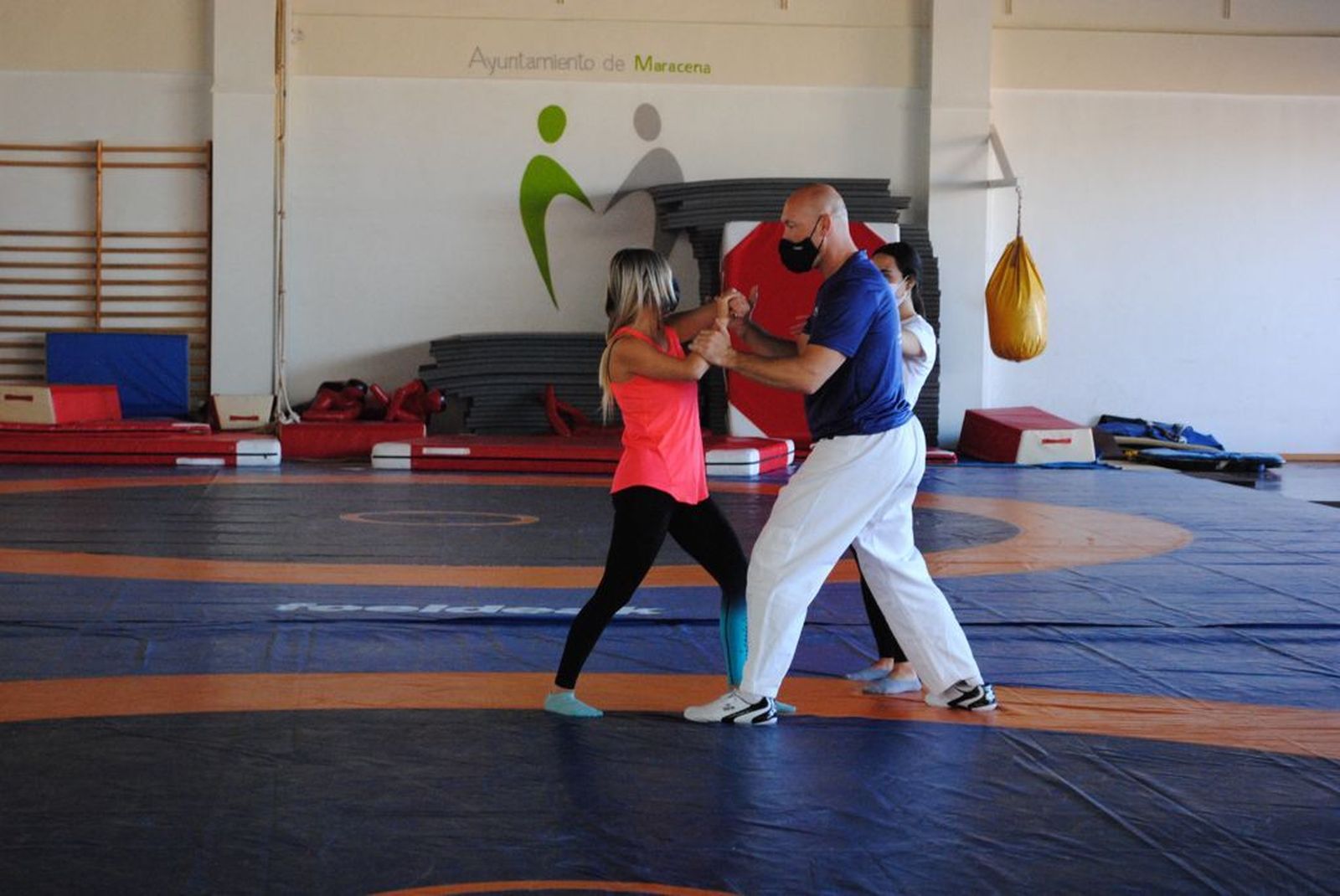 Una usuaria practica en el taller de defensa personal de Maracena.