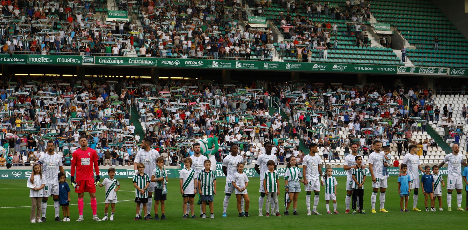 El ambiente en El Arcángel en el Córdoba CF - Sanse de esta temporada.