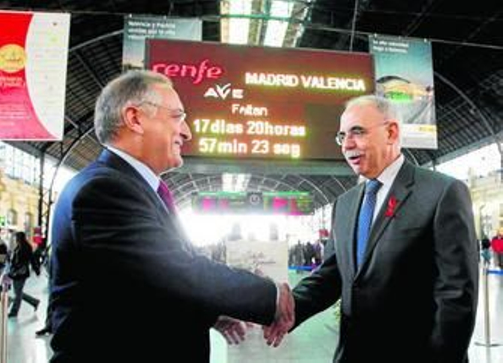 El director general de Renfe, Enrique Urkijo, saluda al delegado del Gobierno en Valencia, ayer en la estación de la capital del Turia.