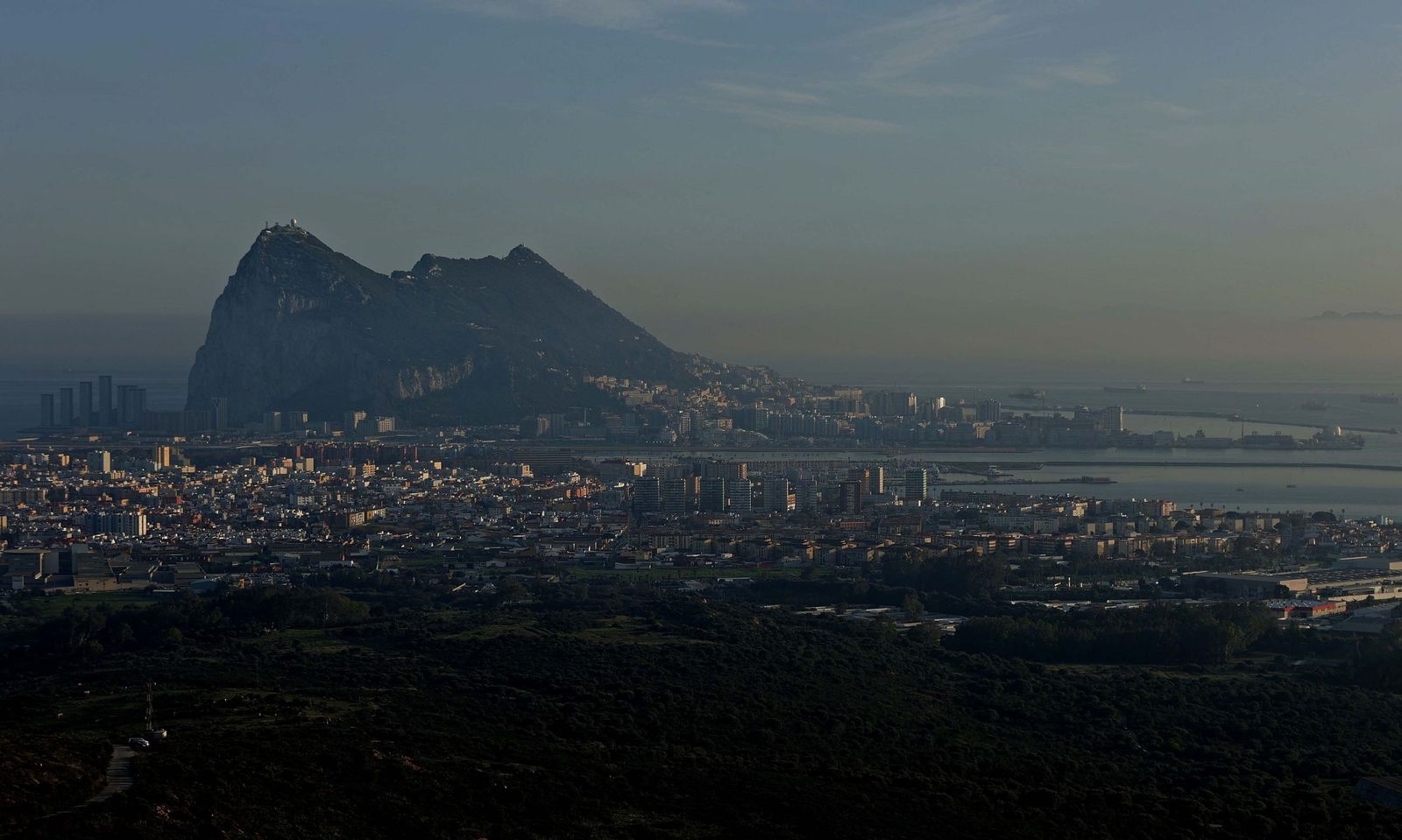 Vista de La Línea y Gibraltar desde Sierra Carbonera.