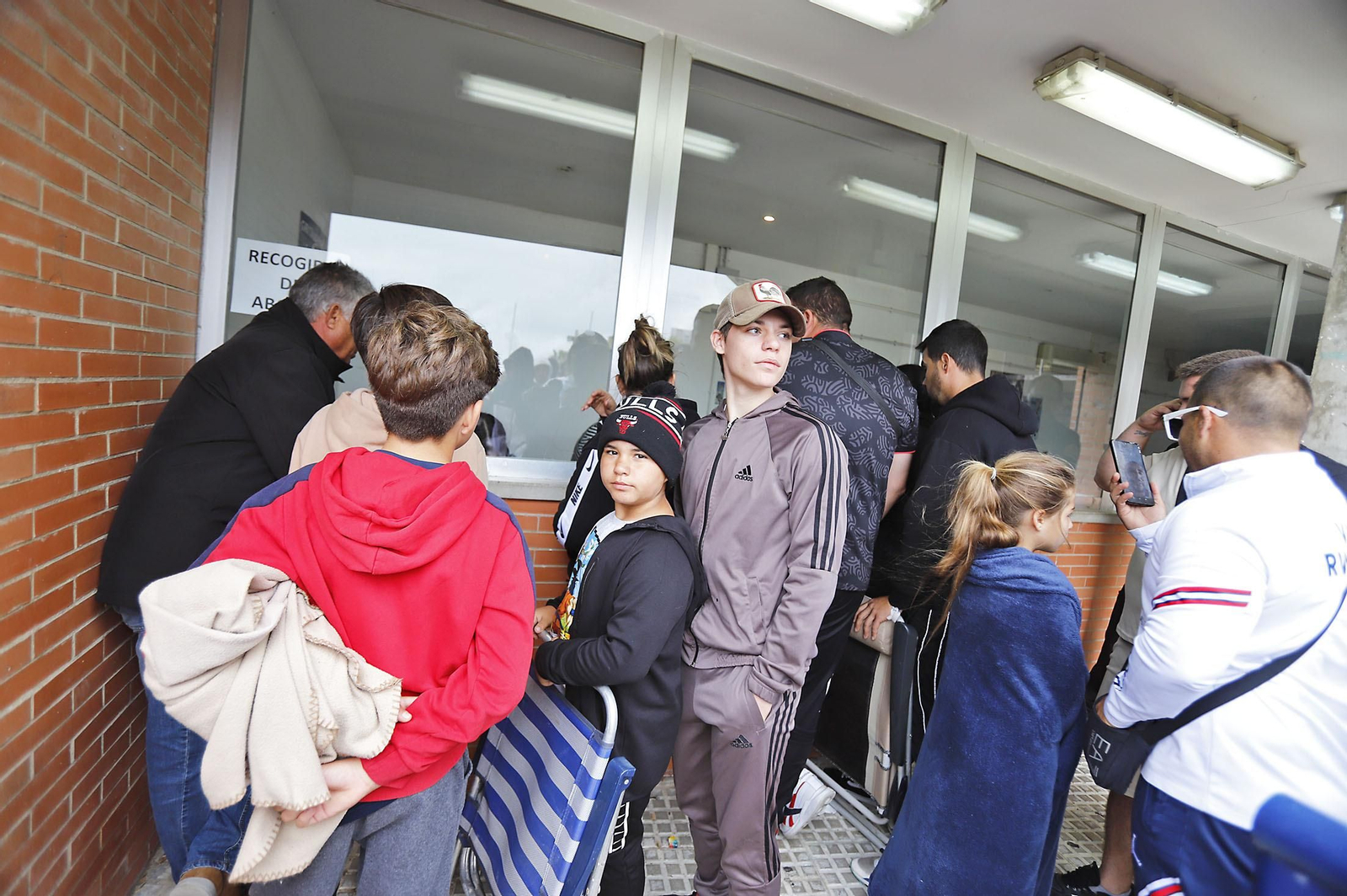 Largas colas para comprar las últimas entradas de la final del Recreativo de Huelva