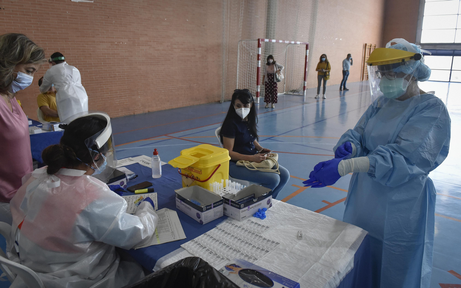 Los test masivos no consiguen contener los contagios.