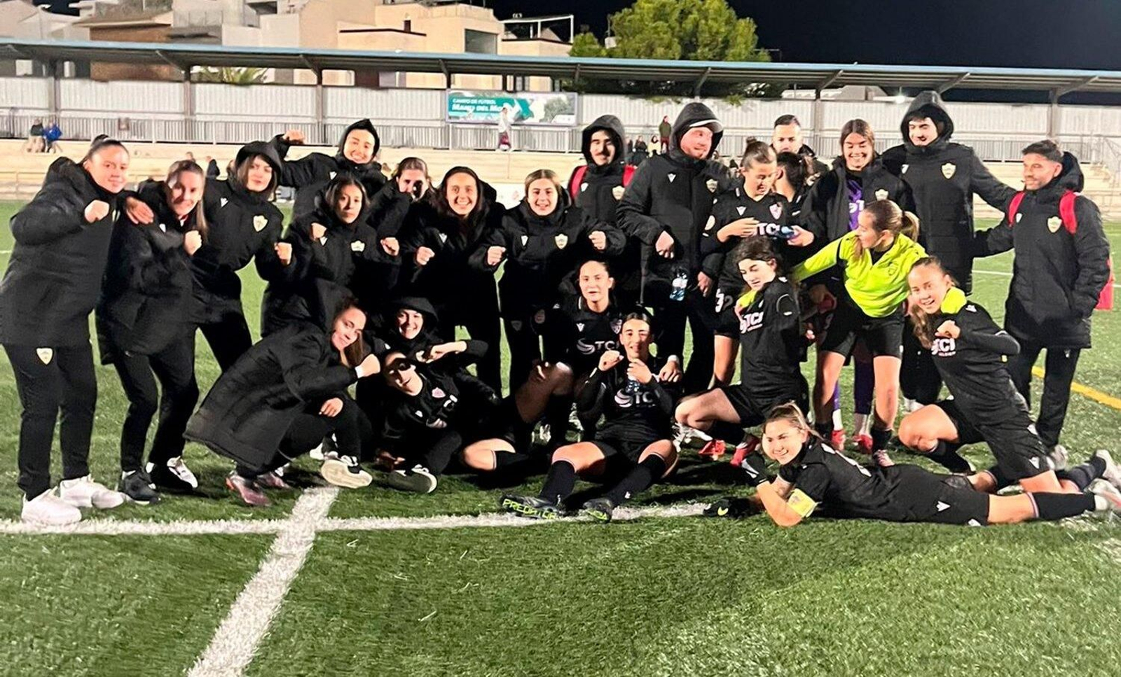 Las almerienses celebran sobre el terreno de juego su contundente victoria en tierras jiennenses.