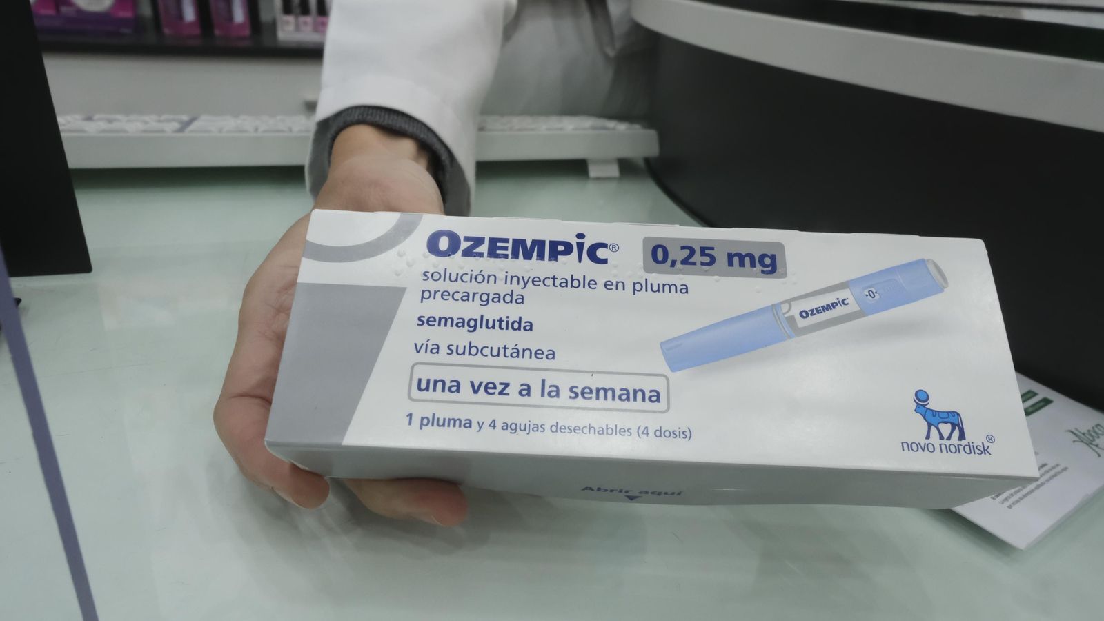 Un farmacéutico muestra una caja de Ozempic.