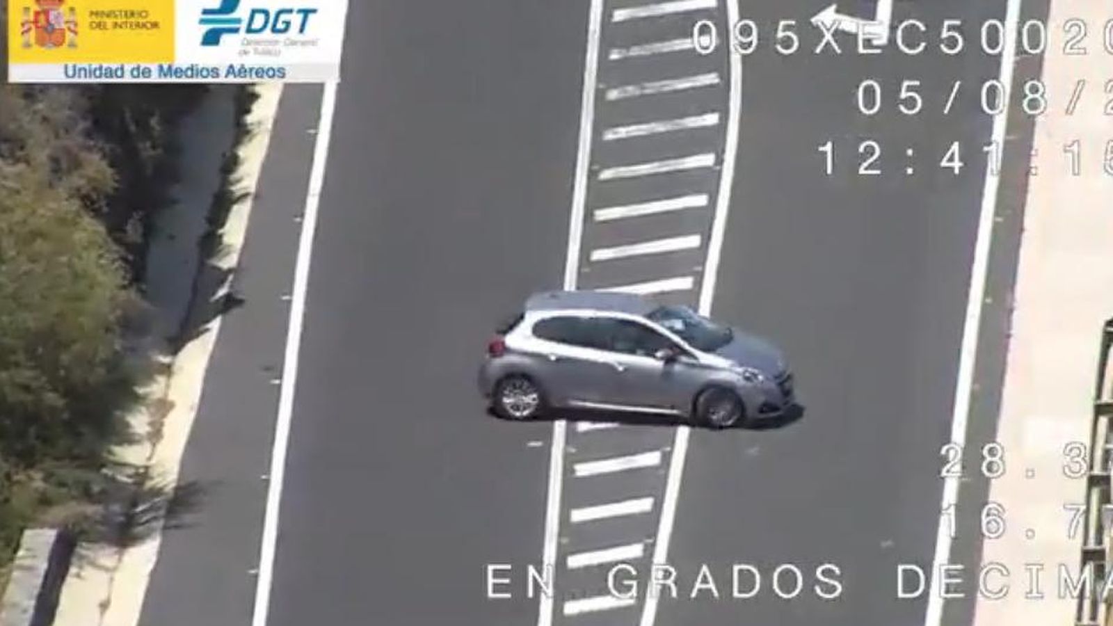 Un conductor realiza un cambio de sentido indebido