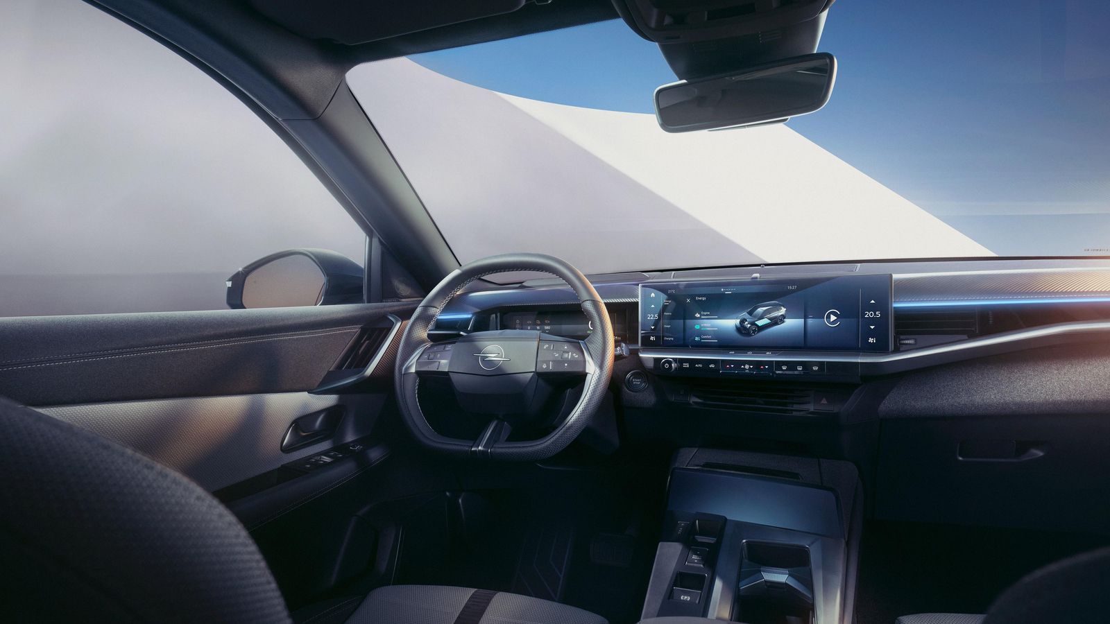 El salpicadero cuenta, además de con una instrumentación sobre pantalla digital y un head-up display, un sistema de infoentretenimiento con otra pantalla de 16", un tamaño considerable.