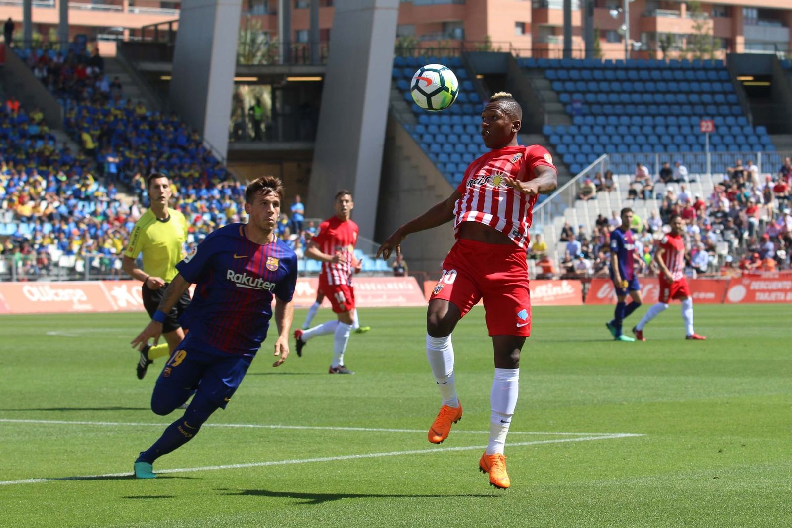 Pervis salta para proteger y hacerse con el balón.