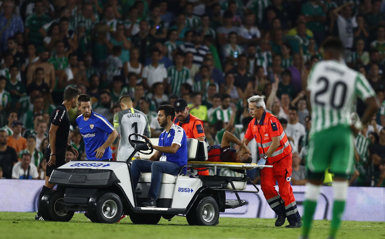 Mercado abandona el césped del Villamarín en el coche de asistencia.