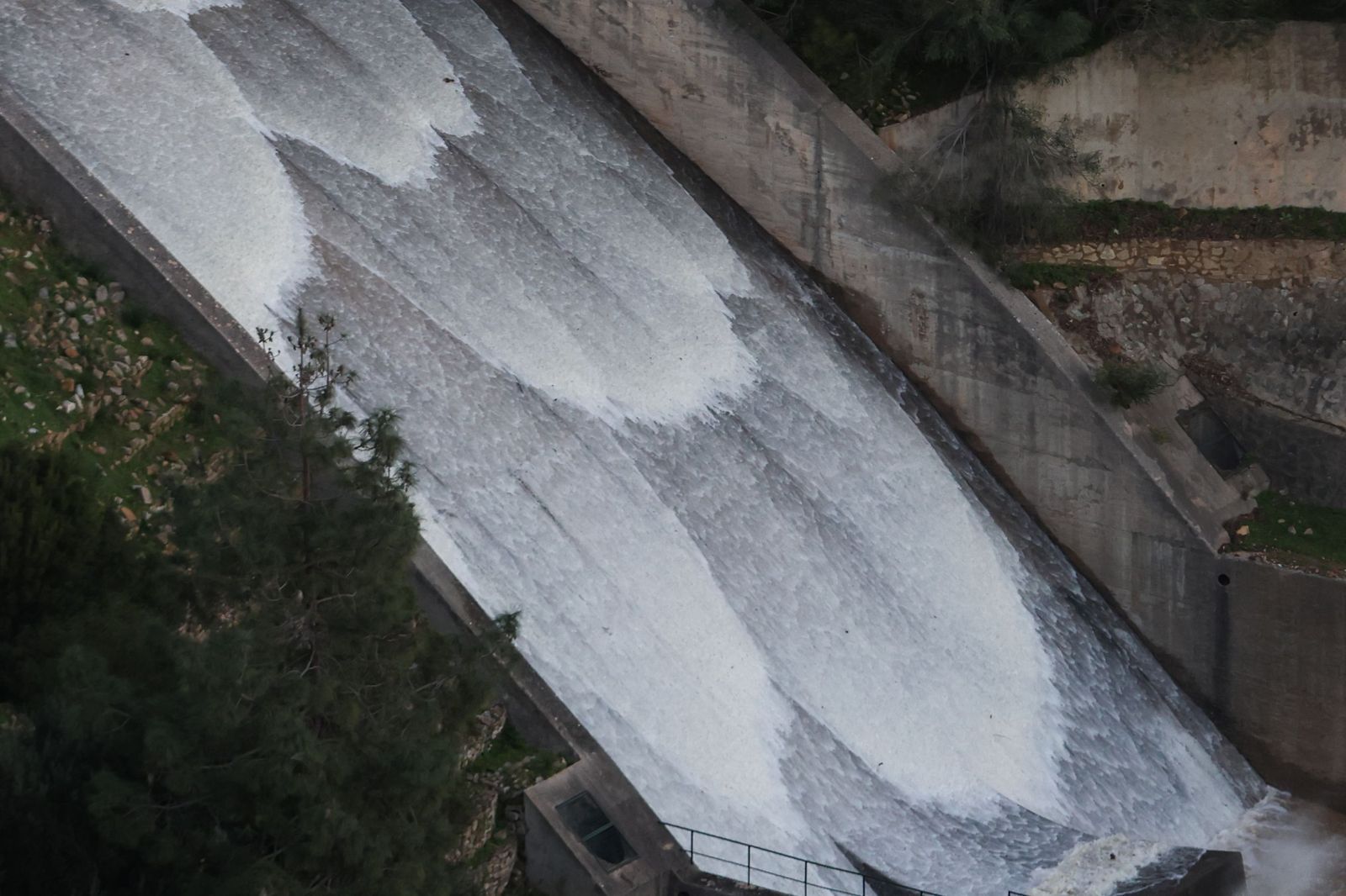 Fotos del desembalse del pantano de Guadarranque, al límite de su capacidad