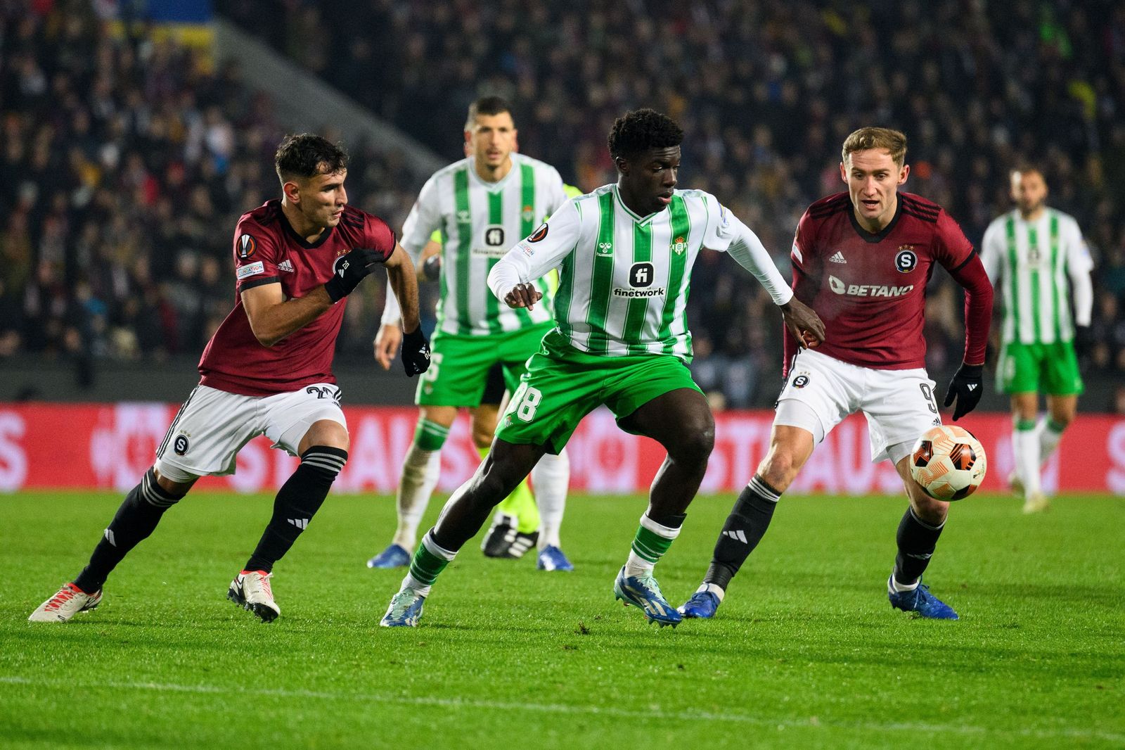 Assane Diao intenta marcharse de Laci, en presencia del delantero del Kuchta, en un momento del encuentro disputado en Praga el pasado jueves.