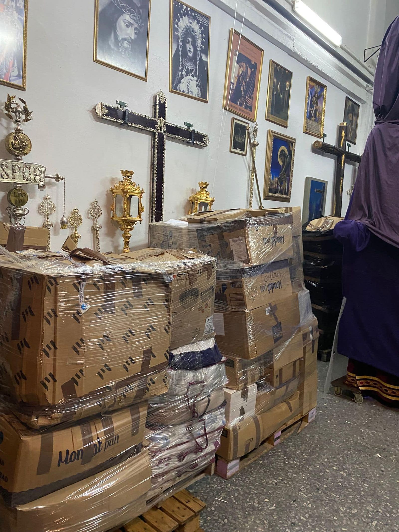 Material con destino a Valencia almacenado por la Hermandad del Gran Poder de La Línea.