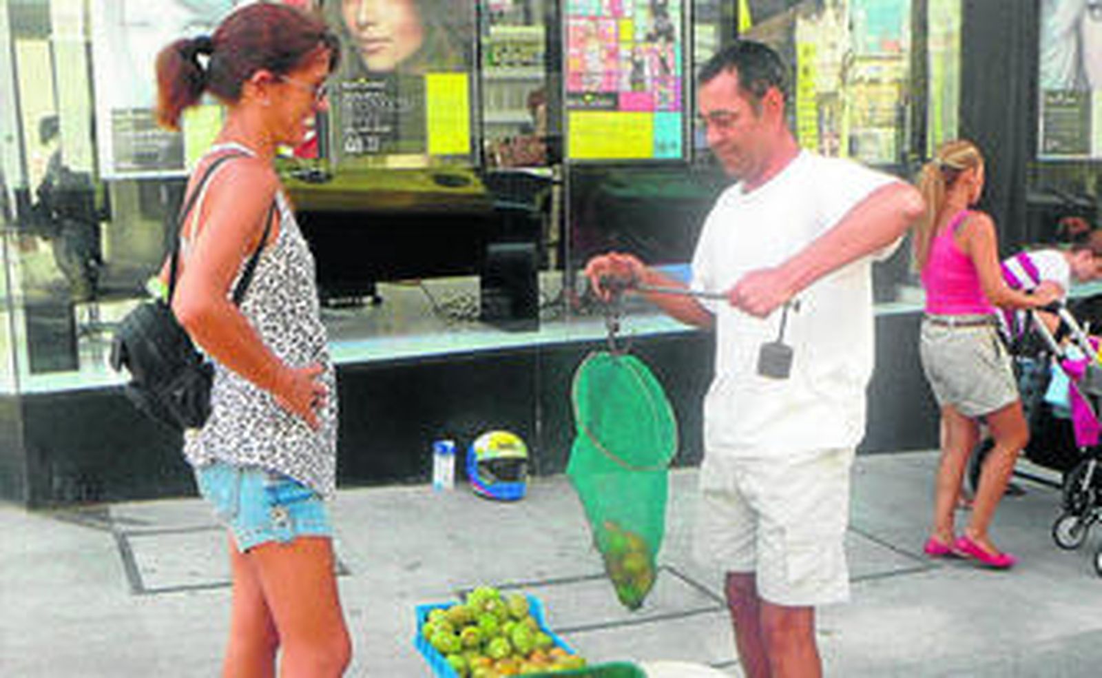 Un chumbero que ofrece su poesía con cada pieza de fruta que vende