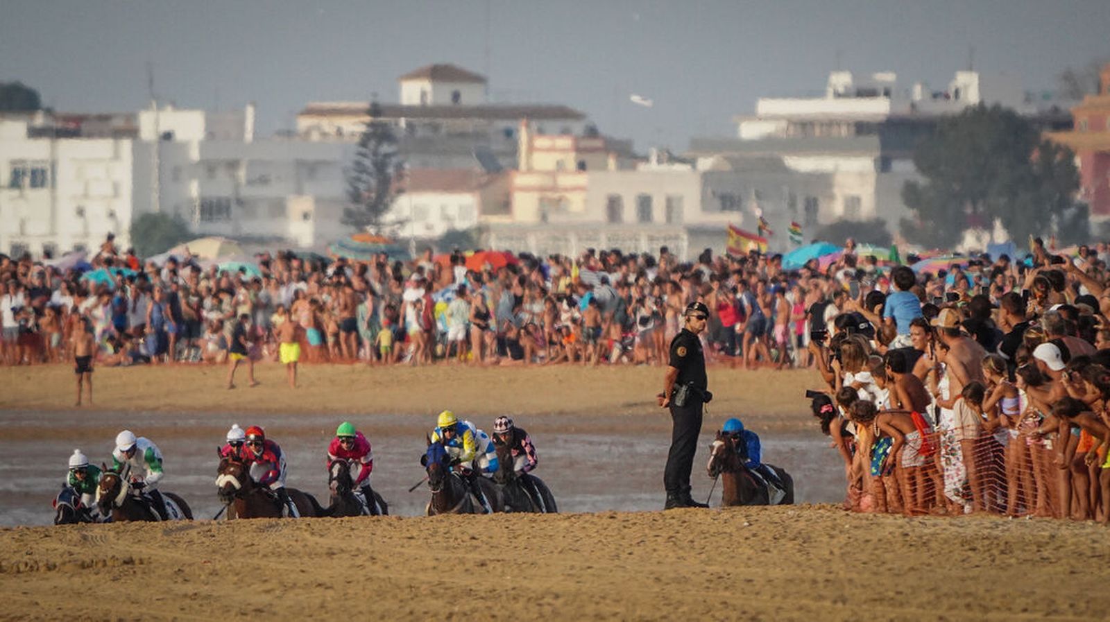 Numeroso público presenciando una de las carreras de caballos en las playas el pasado mes de agosto.