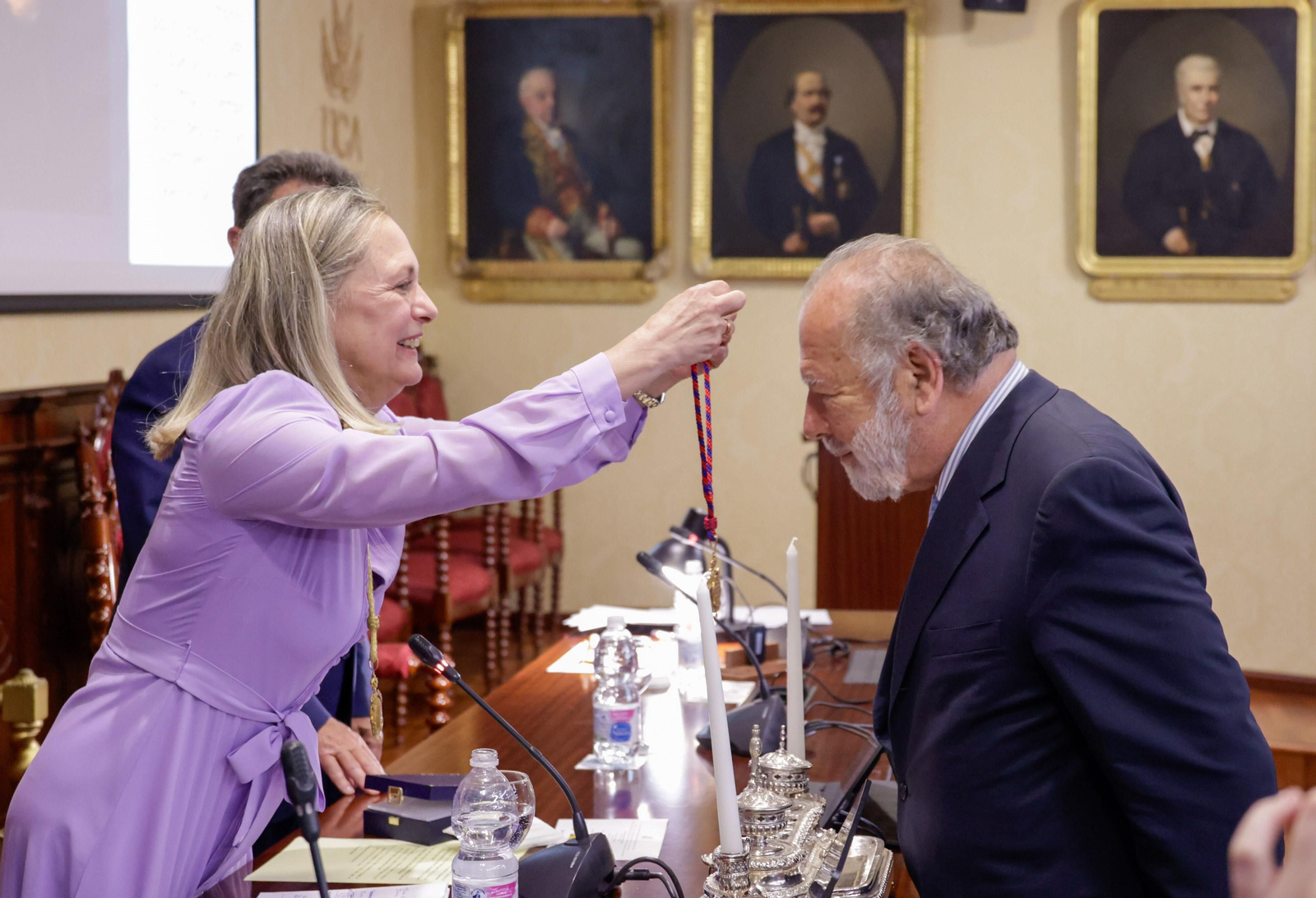 Felicidad Rodríguez, directora de la Academia Hispano Americana, impone la medalla de académico al doctor Diego Gómez-Ángel.