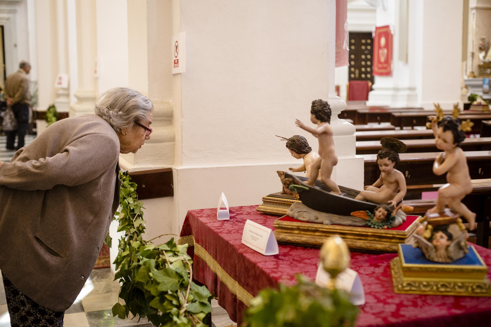 Exposición de imágenes del niño Jesús en la iglesia de San José