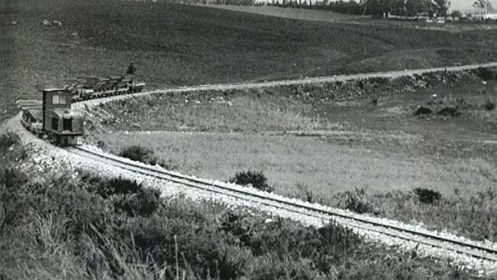 El ferrocarril de la Cantera y el tren de vagonetas a su paso por La Juliana, hoy una barriada de Algeciras