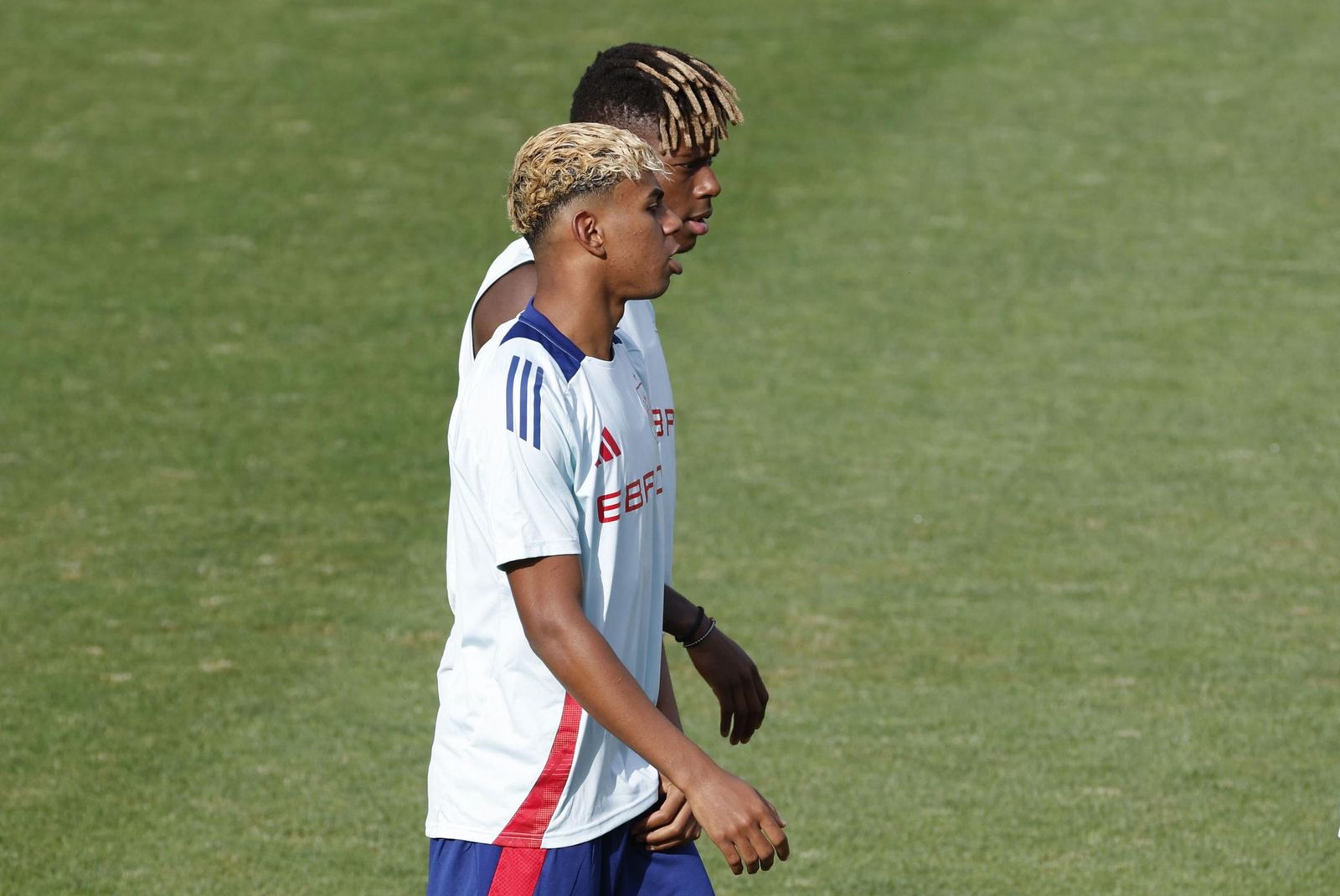 Dean Huijsen sonríe con España mientras espera a Isco