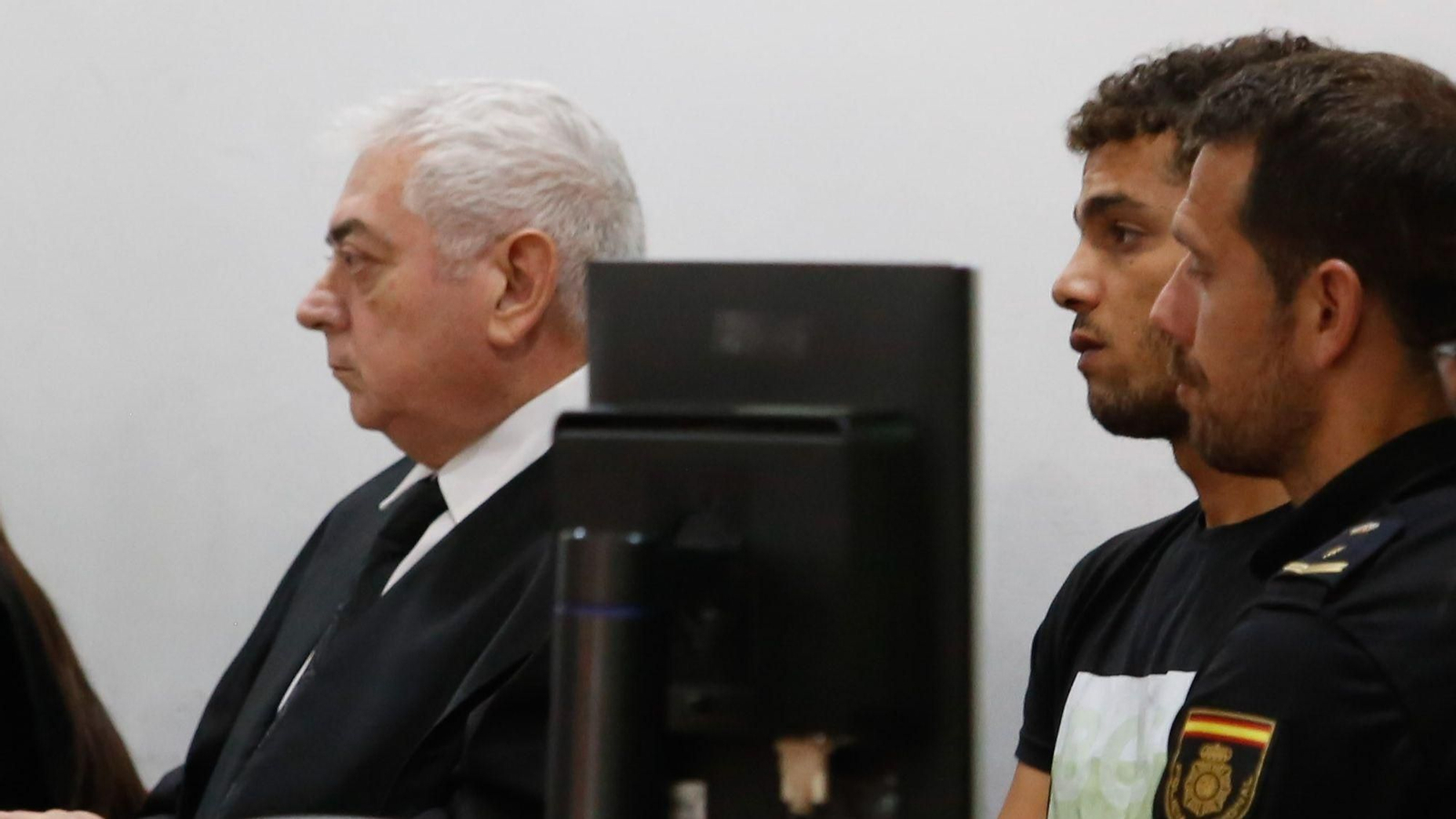 Yousef Mohamed Lehrech, alias El Pastilla -a la derecha, junto a un policía nacional- durante el juicio. Yousef Mohamed Lehrech, alias El Pastilla -a la derecha, junto a un policía nacional- durante el juicio.