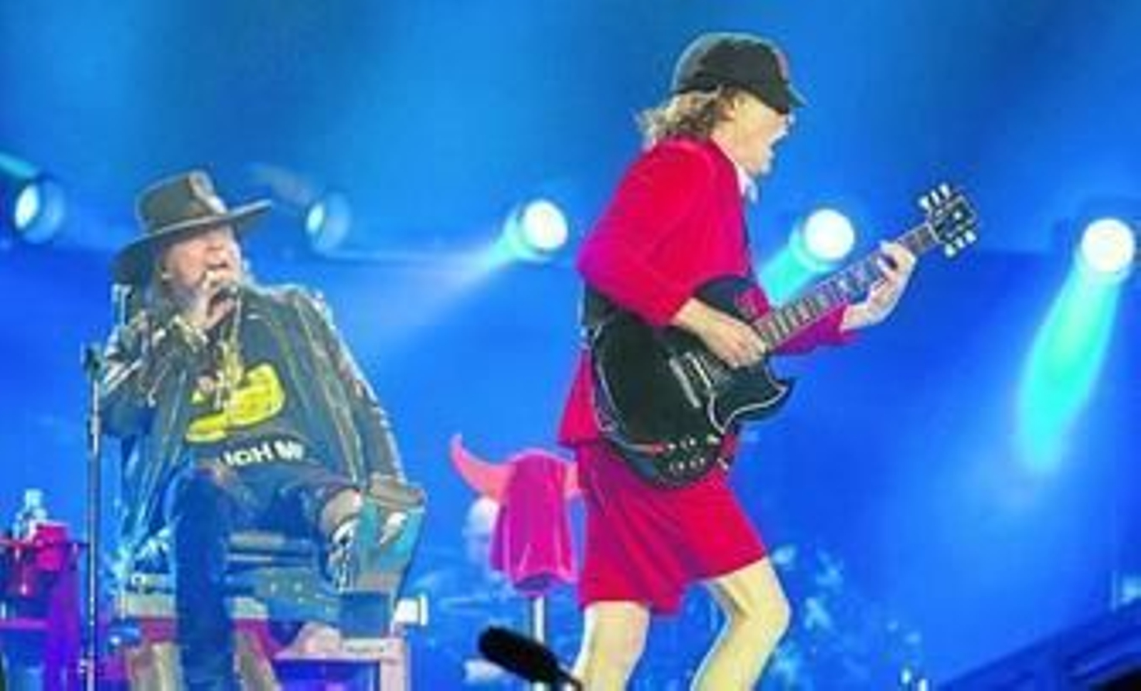 Axl Rose y Angus Young asombraron al público del Estadio de la Cartuja en una inesperada, vibrante y feliz alianza.