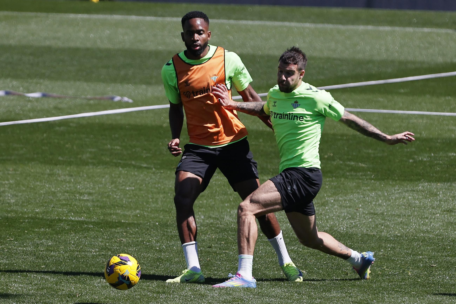 Las imágenes del gran ambiente en el entrenamiento del Betis