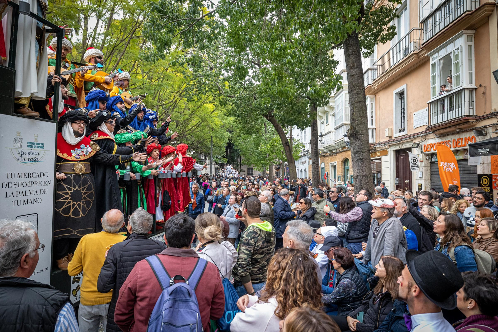 Imágenes del lunes de coros e ilegales del Carnaval de Cádiz 2023