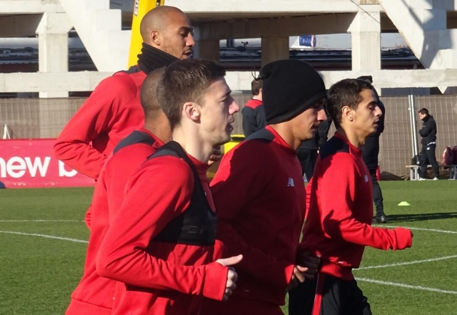 Lenglet, en primera fila, junto al resto de sus compañeros en la ciudad deportiva.