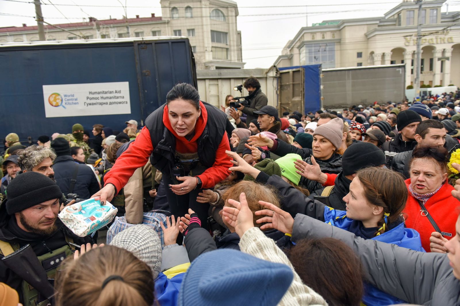Ucranianos reciben ayuda humanitaria en Jerson.