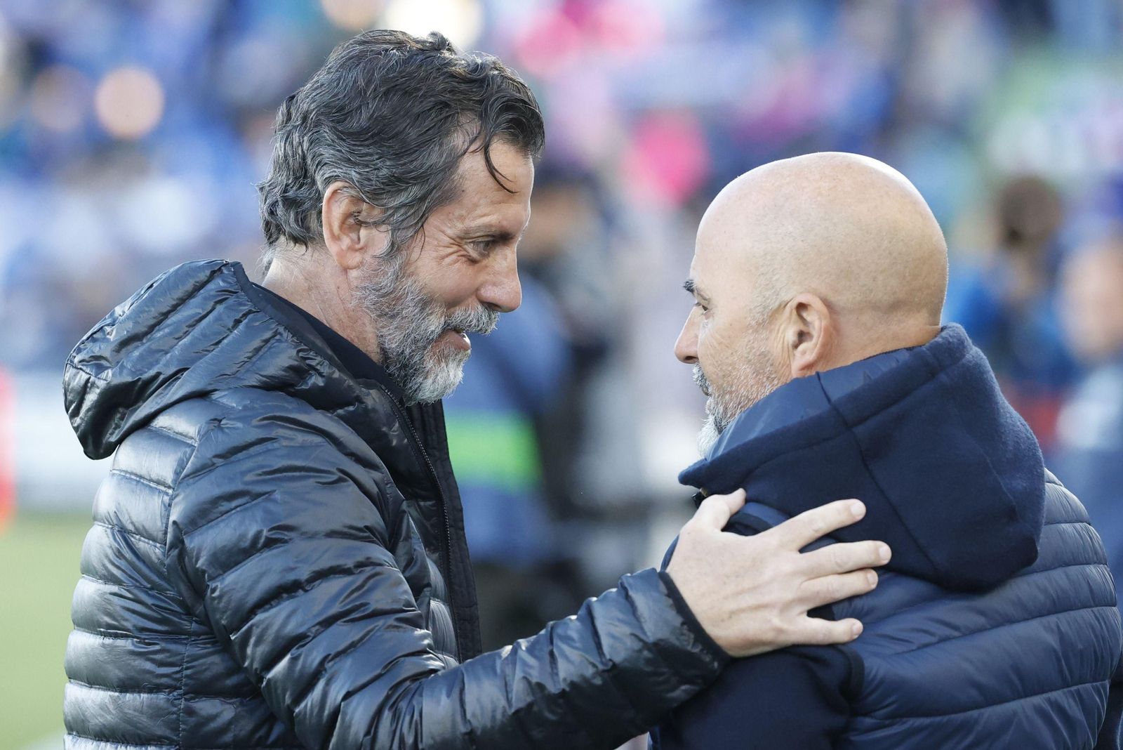 Quique Sánchez Flores y Jorge Sampaoli se saludan.